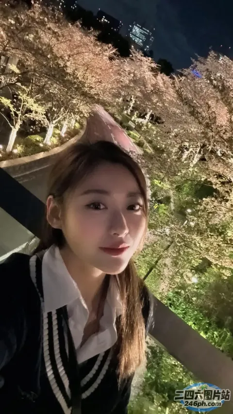 身穿黑白毛衣，戴着粉红色帽子的 arafed 女人