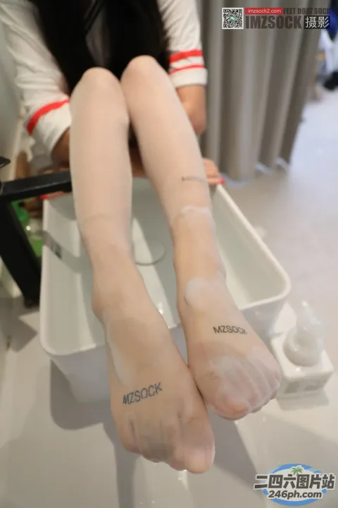 有人坐在椅子上，脚上缠着绷带