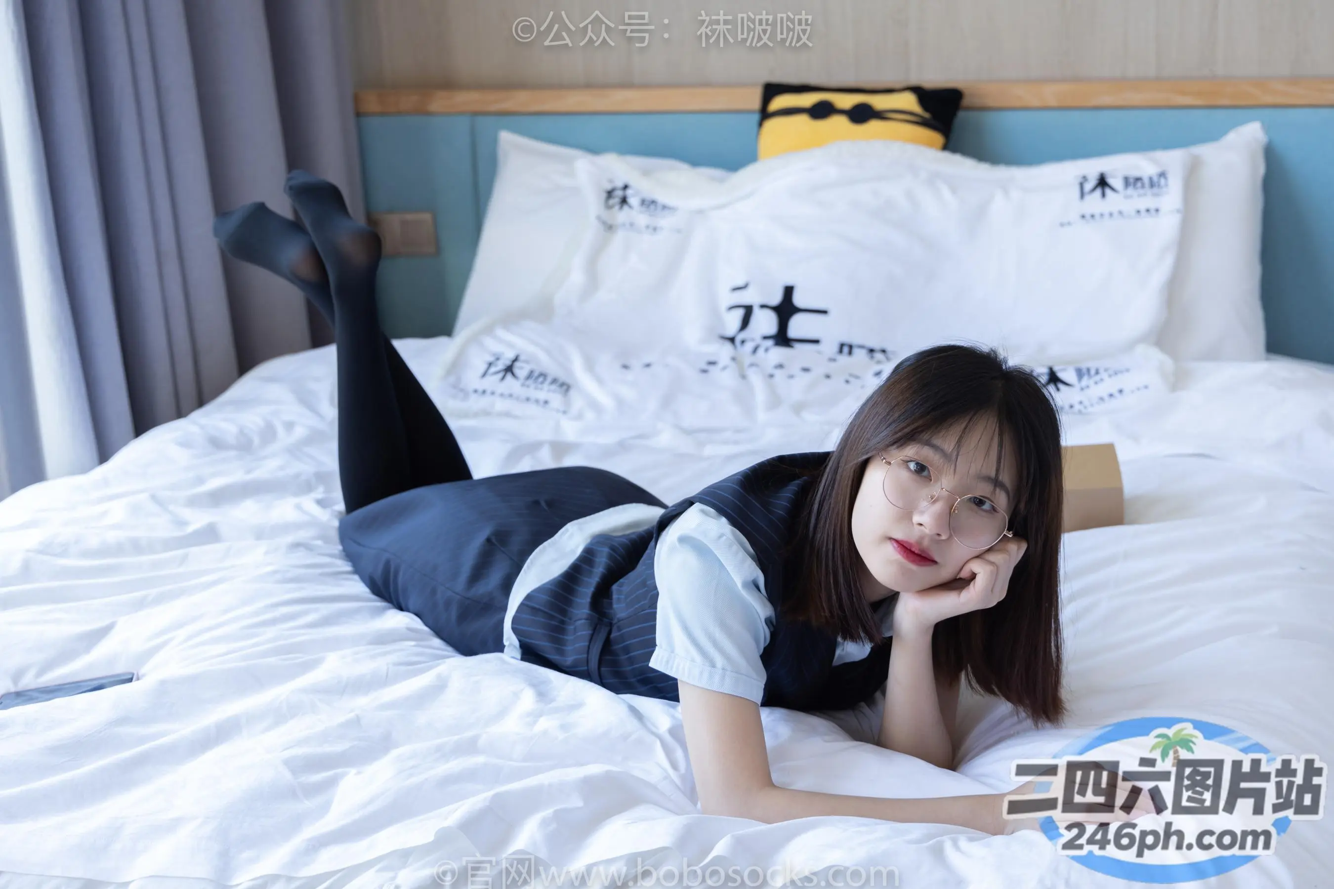 有个女人躺在床上，手里拿着一本书