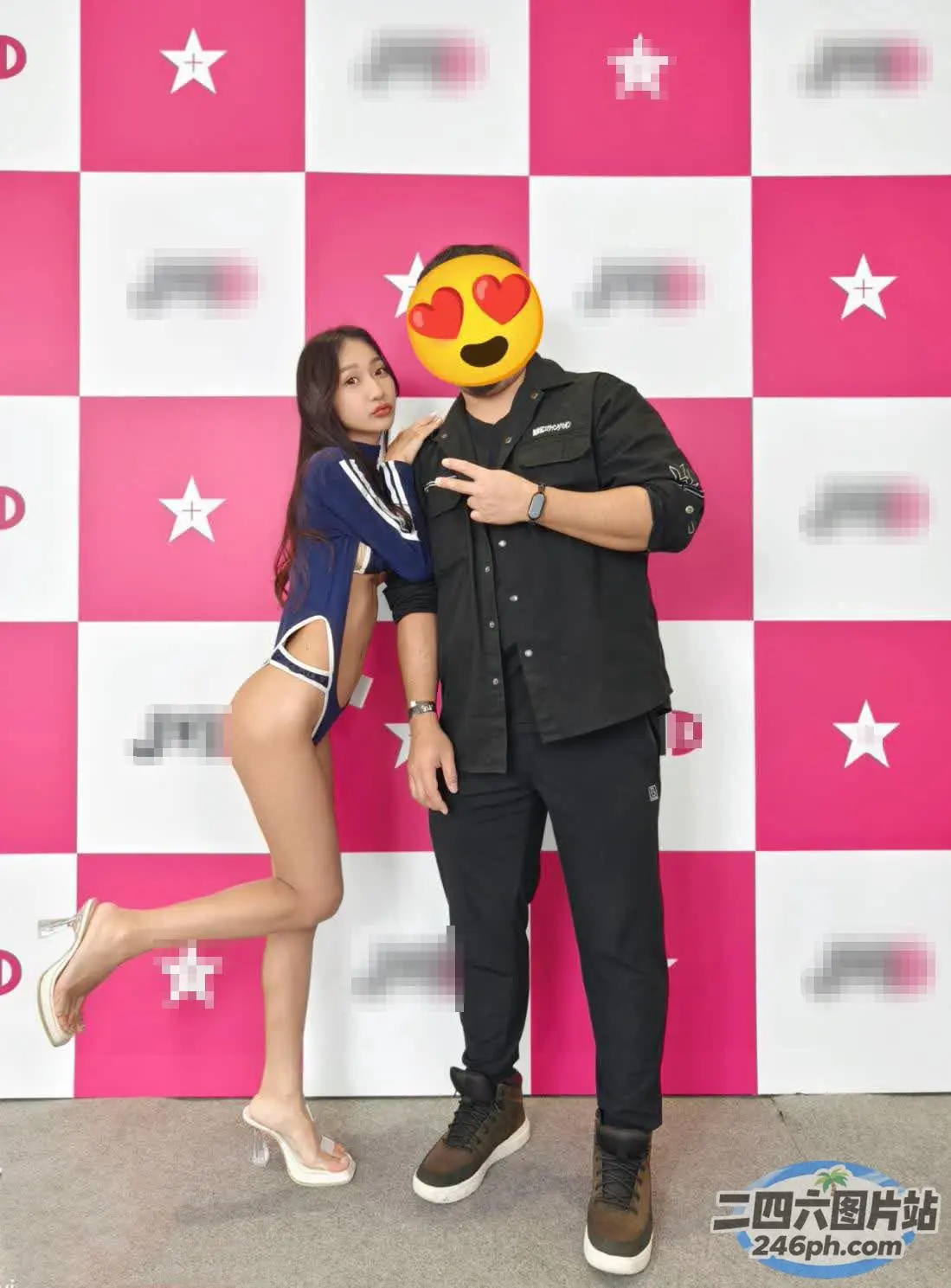一男一女合影的 arafed 照片