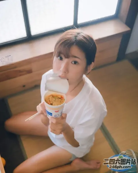 阿拉菲女孩用勺子吃一碗面