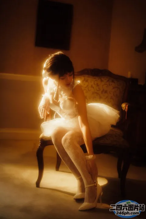 房间里的椅子上坐着一个女人
