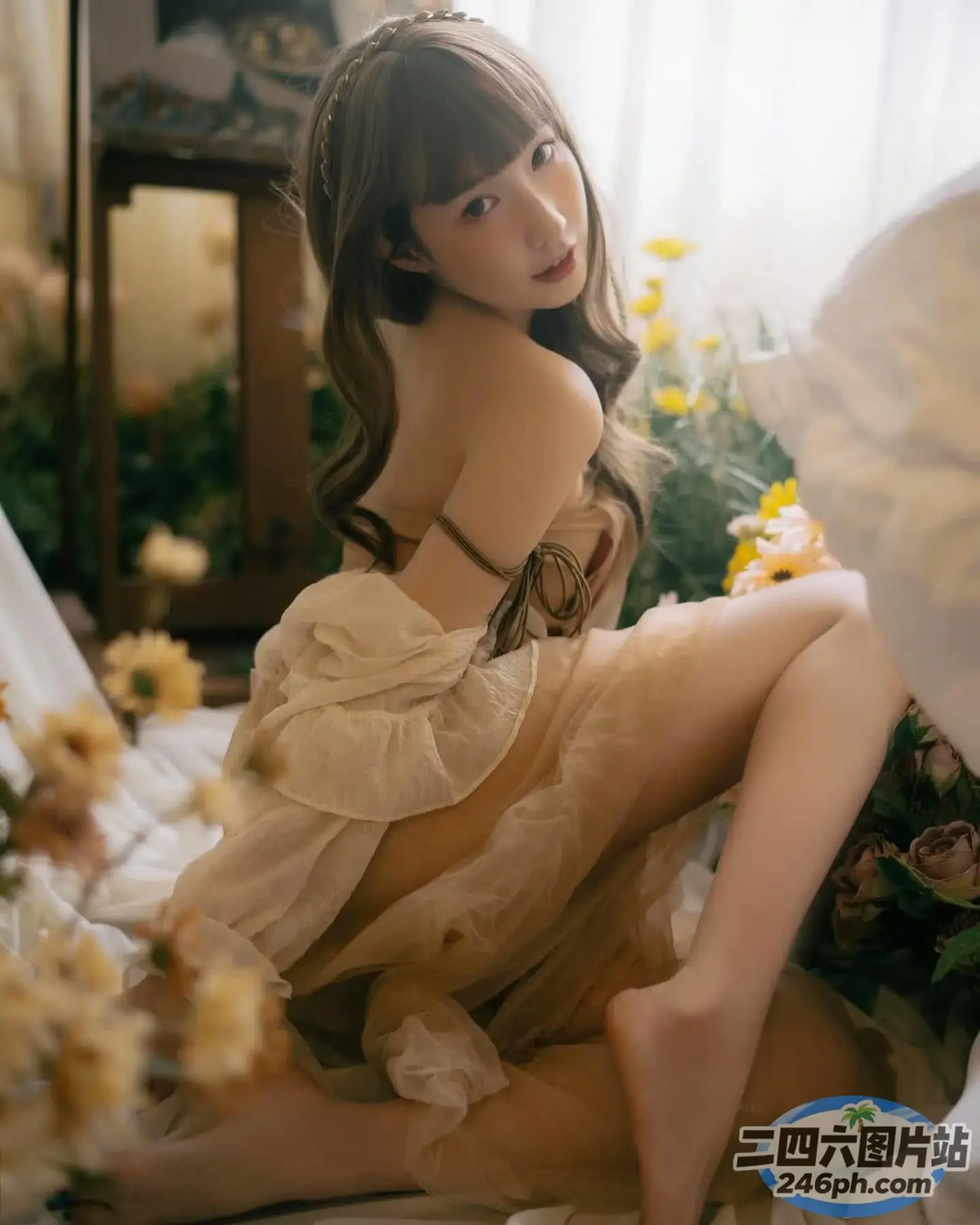 阿拉伯裔亚洲女子 穿着连衣裙坐在铺着鲜花的床上