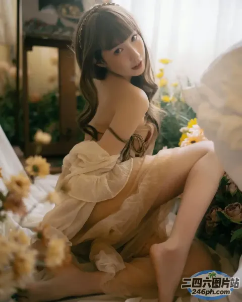 阿拉伯裔亚洲女子 穿着连衣裙坐在铺着鲜花的床上
