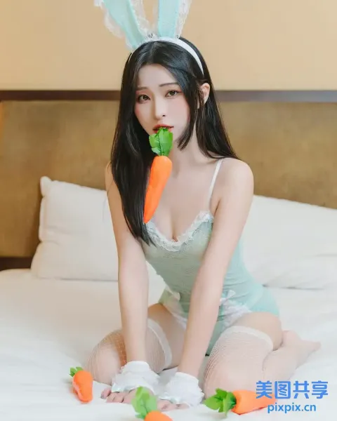 床上戴着兔子耳朵的女人和兔子套装的特写