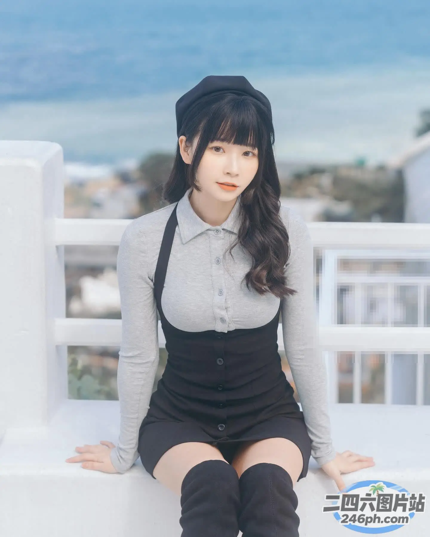 阿拉菲坐在窗台上，双腿交叉，双手放在臀部上