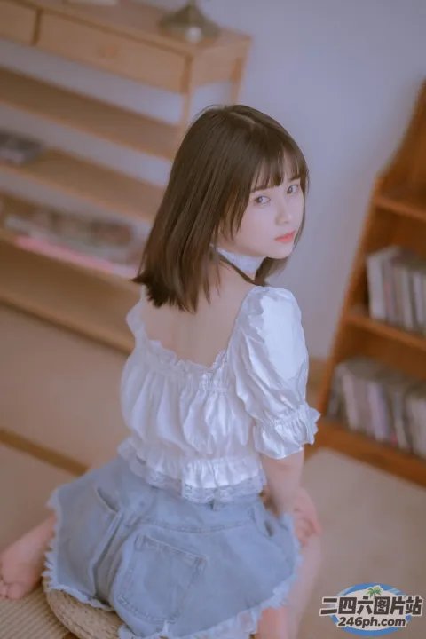 房间里的地板上坐着一个年轻女孩