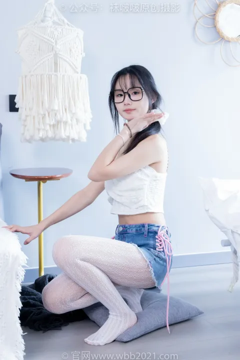 arafed 亚洲女人坐在房间的枕头上