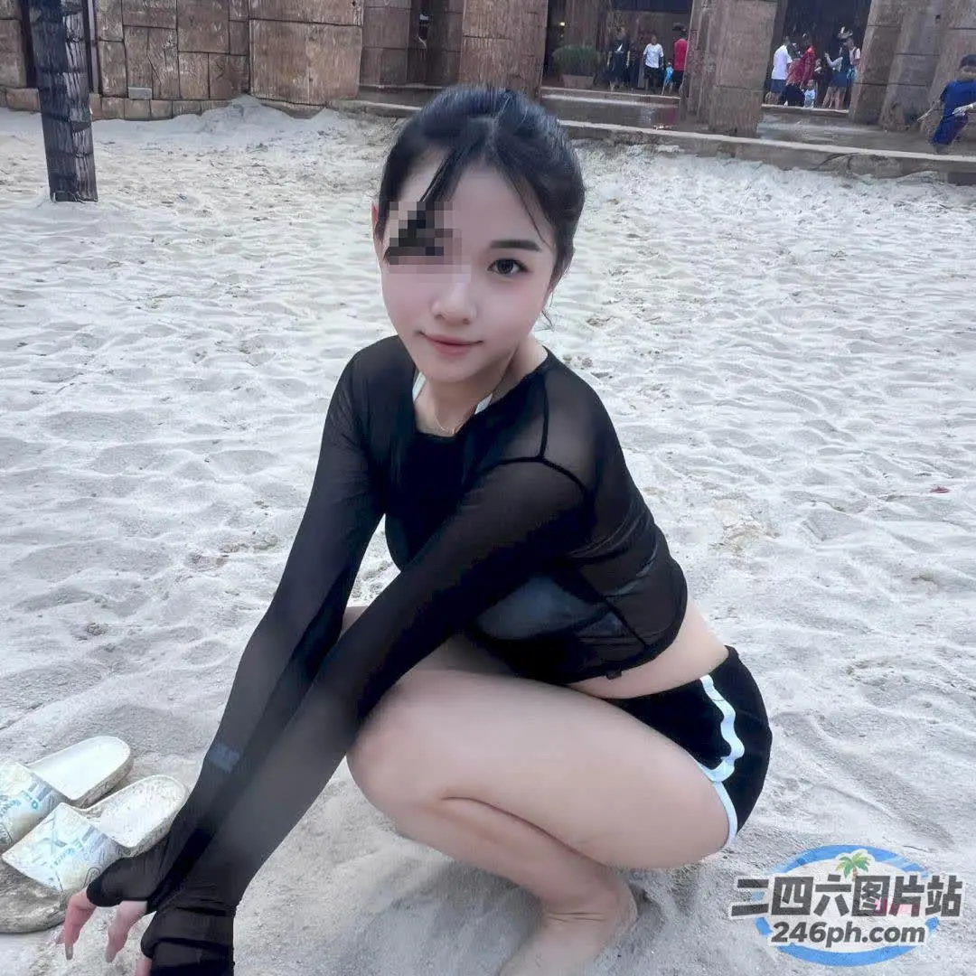阿拉菲德亚洲妇女拿着一双鞋跪在沙滩上