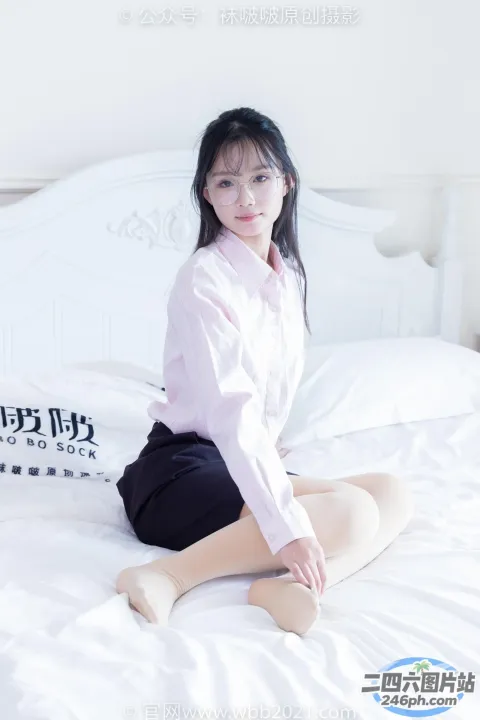 arafed 亚洲妇女坐在床上，床上铺着白色床单