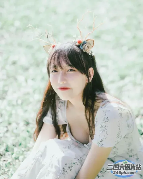 一个穿着裙子和鹿头带的女人的特写