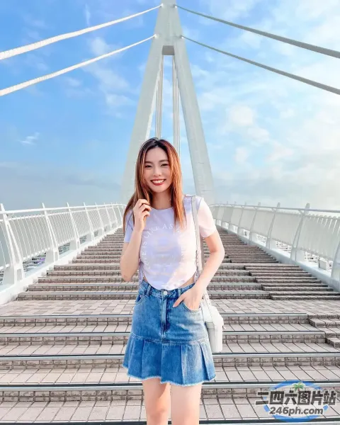 站在桥上的阿拉夫德女人用手机说话