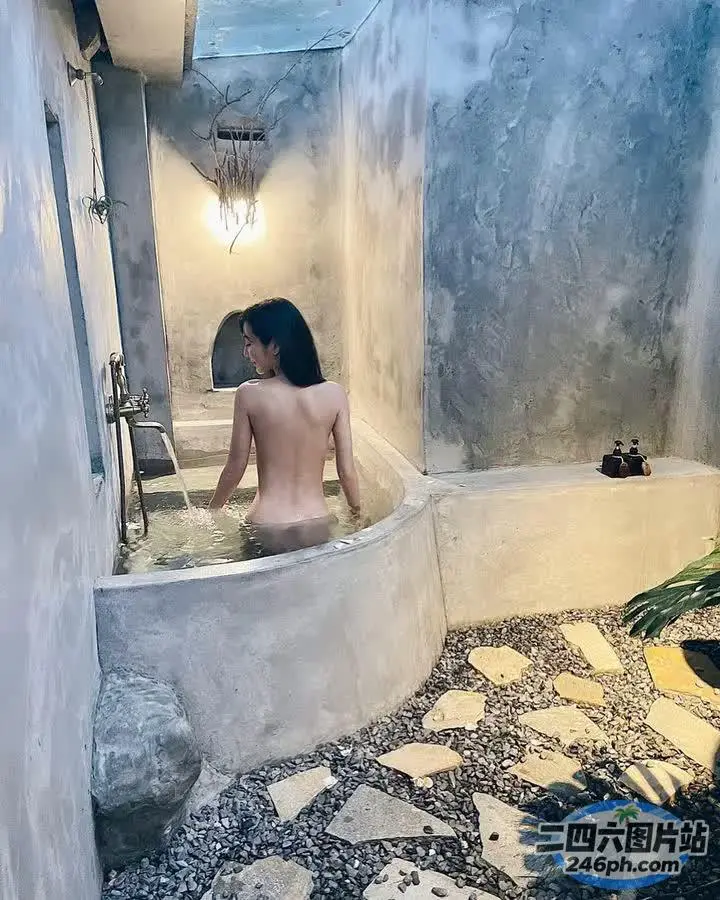 浴室的浴缸里坐着一个女人