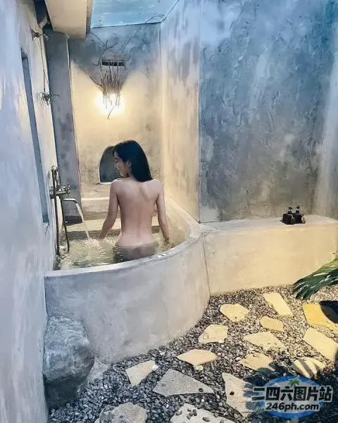 浴室的浴缸里坐着一个女人