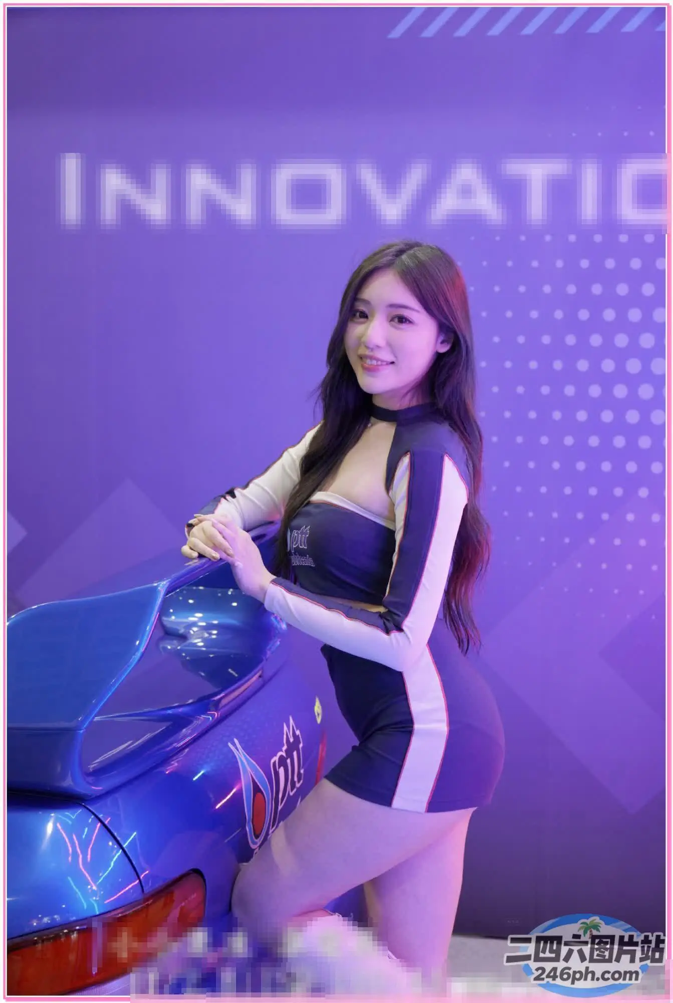站在汽车旁边的女人的特写