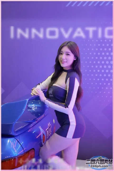 站在汽车旁边的女人的特写