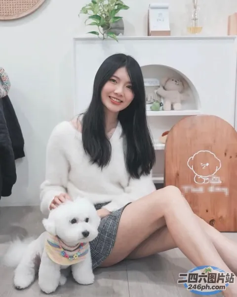 阿拉菲女人和一只白狗坐在地板上