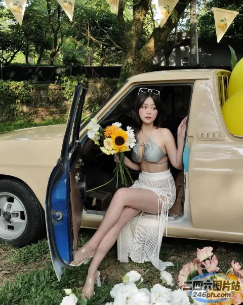 车后座坐着一个女人，手里拿着鲜花