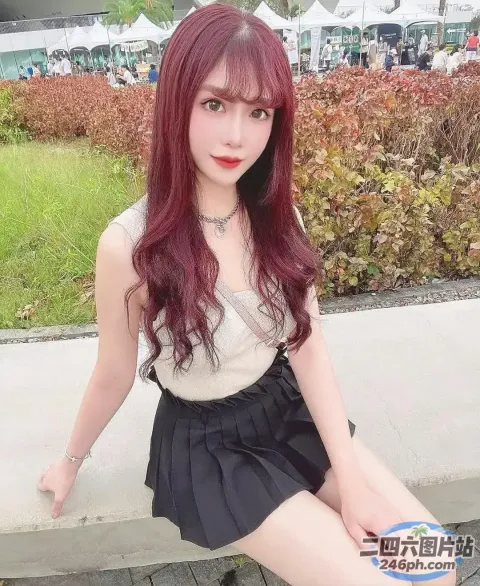 红发坐在长凳上的阿拉菲德女人