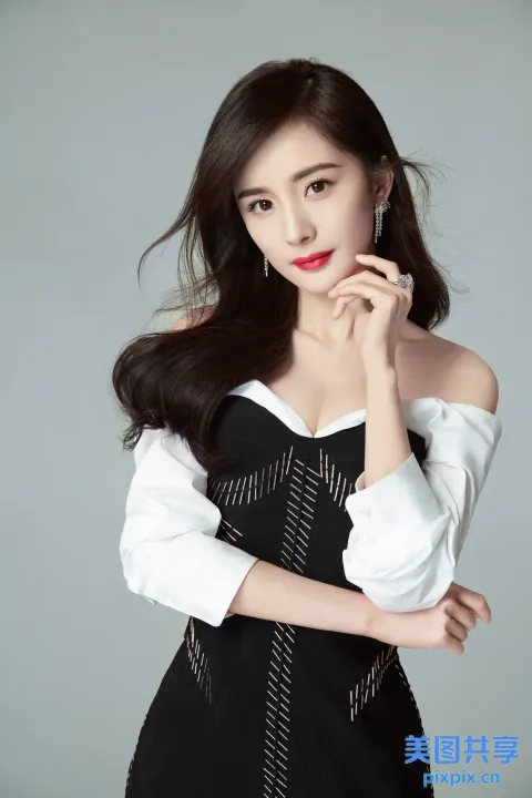 身穿黑色连衣裙的 araffe 亚洲女子合影留念