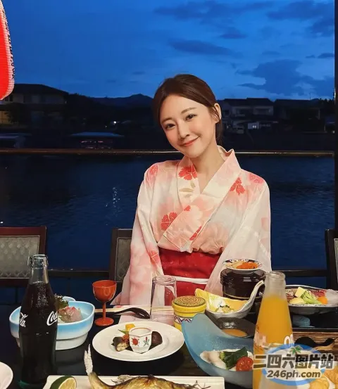 穿着和服的女人坐在一桌上，桌上摆满了食物
