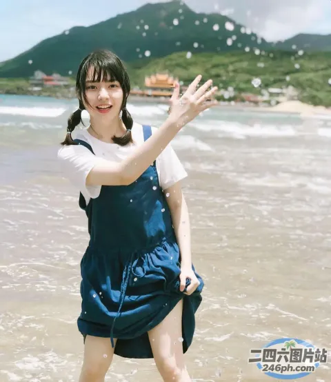 身穿蓝色连衣裙的 Araffe 女孩站在水中