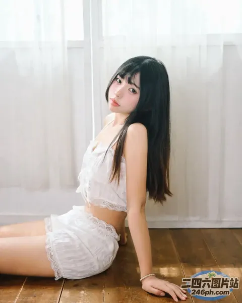 地板上坐着一个穿着白色衣服的女人