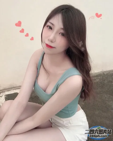 一个女人坐在地板上拿着手机的特写