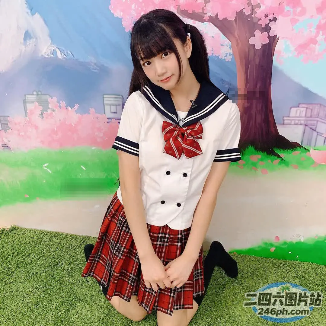 身穿校服的 arafed 亚洲女孩合影留念