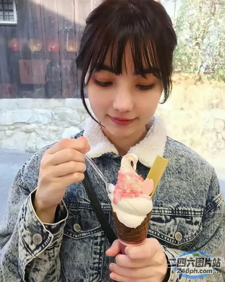 Araffe 拿着粉红色的冰淇淋和勺子
