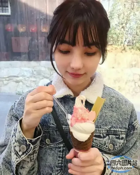 Araffe 拿着粉红色的冰淇淋和勺子