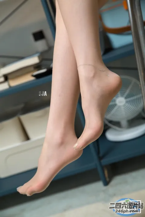 椅子上挂着一个女人的光腿