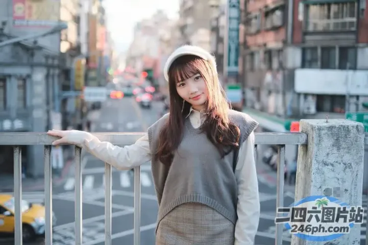 站在汽车城市的桥上的阿拉菲德女人