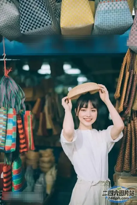 身穿白色连衣裙，头顶草帽的 Araffe 女子