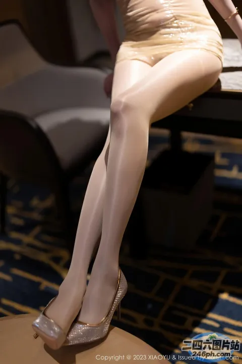 一个拿着笔记本电脑坐在桌子上的人体模型特写