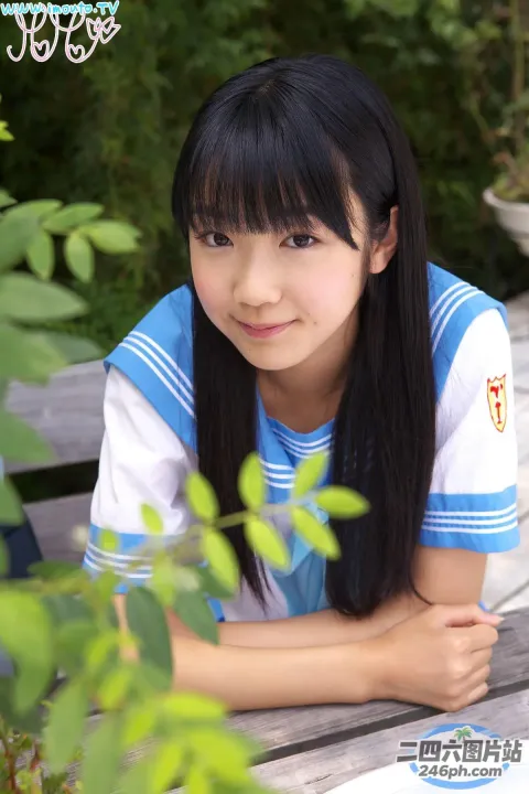 有一位年轻女子坐在长凳上，手里拿着一本书