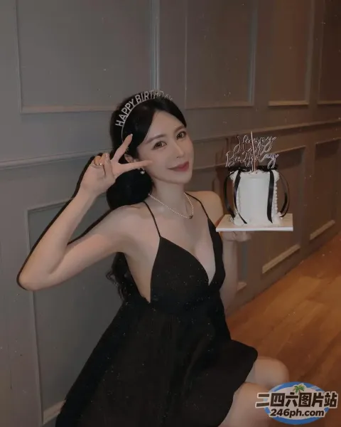 身穿黑色连衣裙的 Araffe 女子，手里拿着蛋糕和白色花瓶