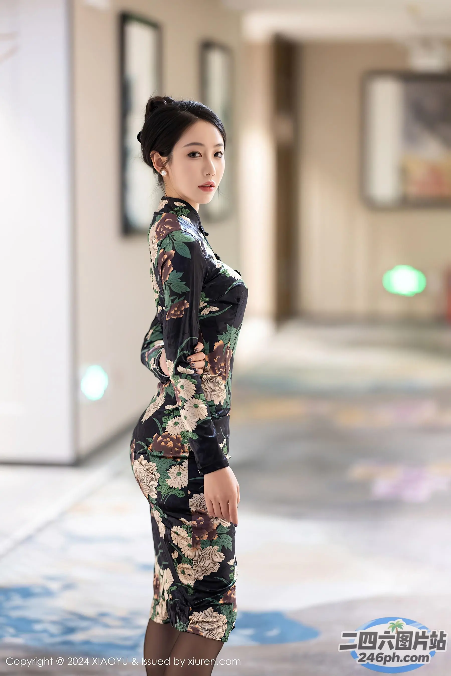 一个穿着碎花裙的女人站在走廊上