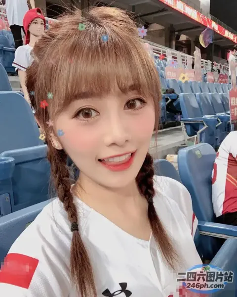 体育场里扎着马尾辫和白衬衫的 Araffe 女孩