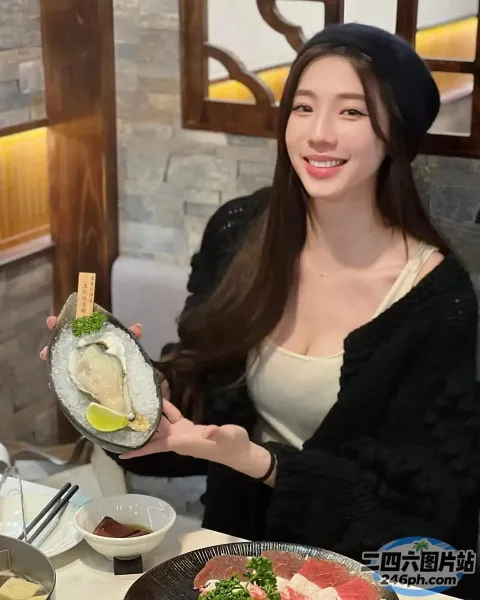 女人拿着一盘食物，上面有一块肉