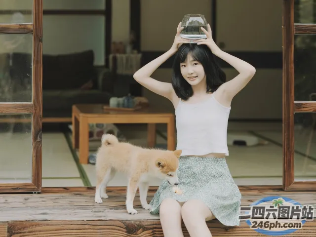 有一个女人和一只狗坐在门廊上