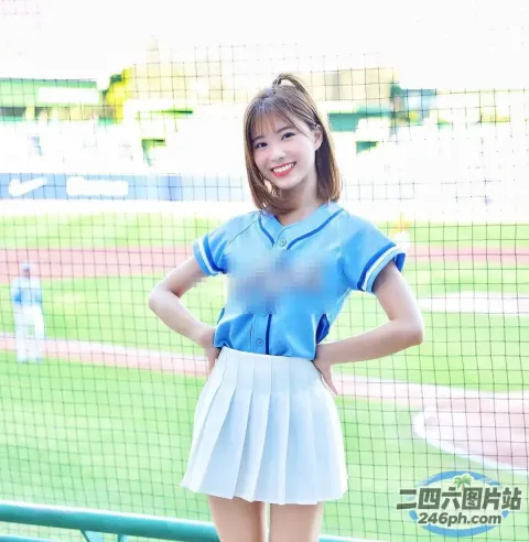 身穿蓝色衬衫和白色裙子的 Arafed 女子合影留念