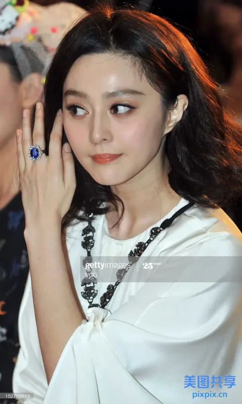 一个手指上戴着戒指的女人和一个背景中的男人