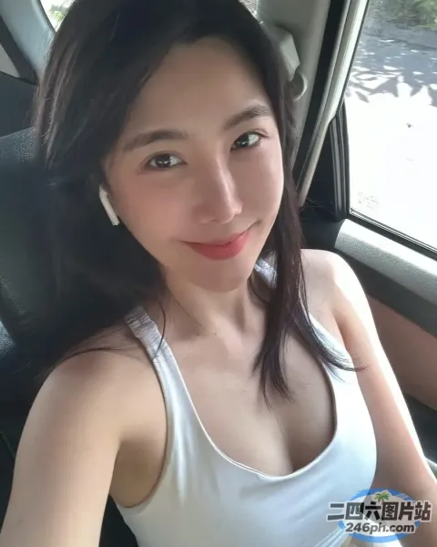 一个女人在车里拿着手机的特写