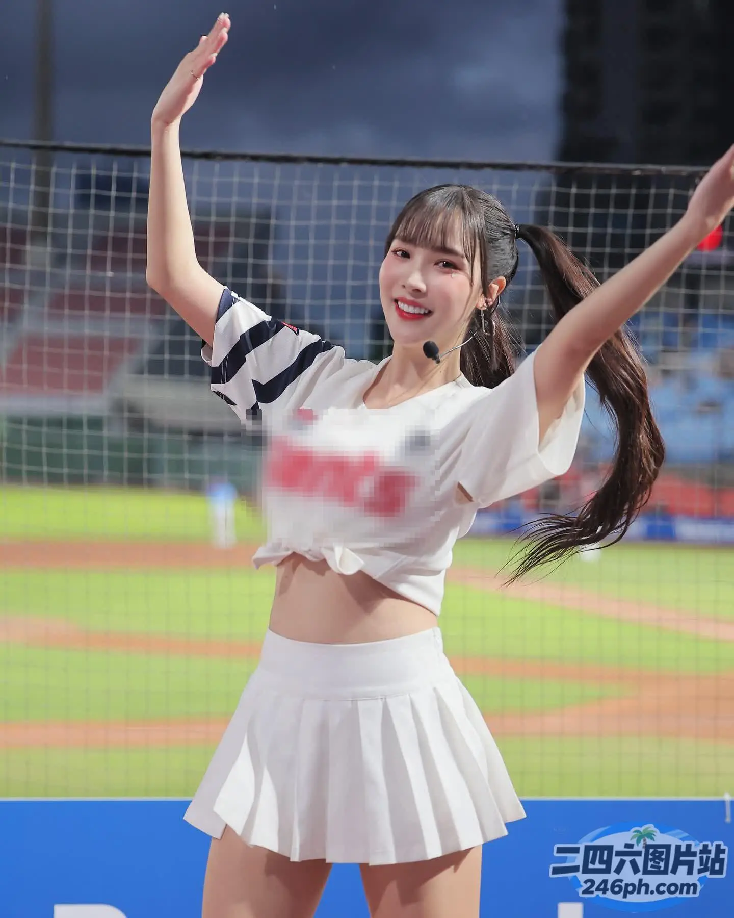 穿着白色裙子和黑白衬衫的 araffe 女孩