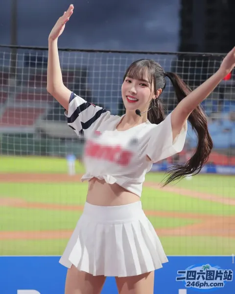 穿着白色裙子和黑白衬衫的 araffe 女孩