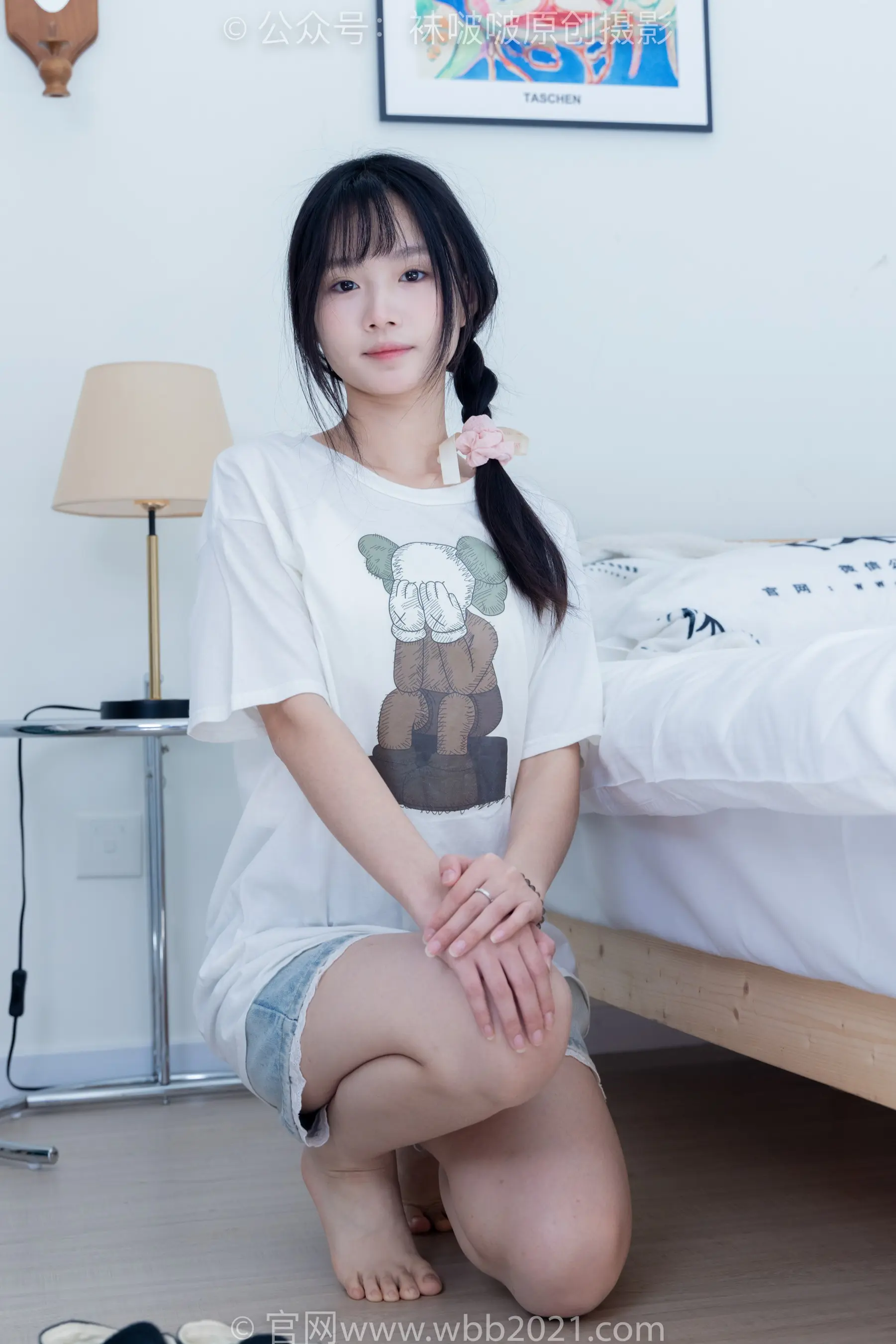 一个女人穿着白衬衫跪在床上的特写