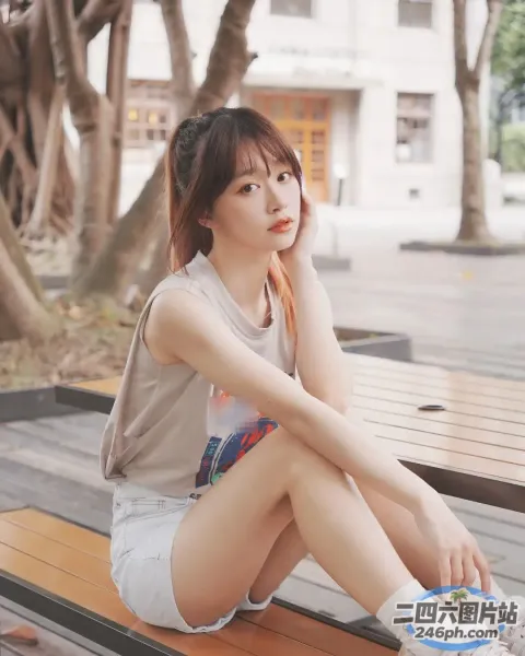 阿拉菲女人坐在长凳上，手里拿着一本书