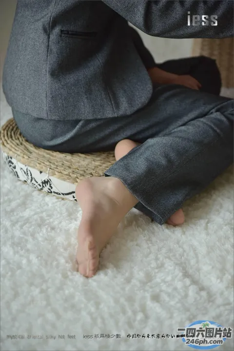 地板上的篮子上坐着一个婴儿