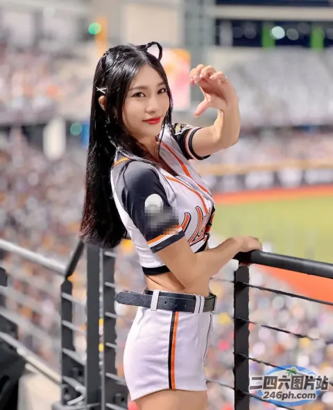 身穿棒球服的 Araffe 女子合影留念